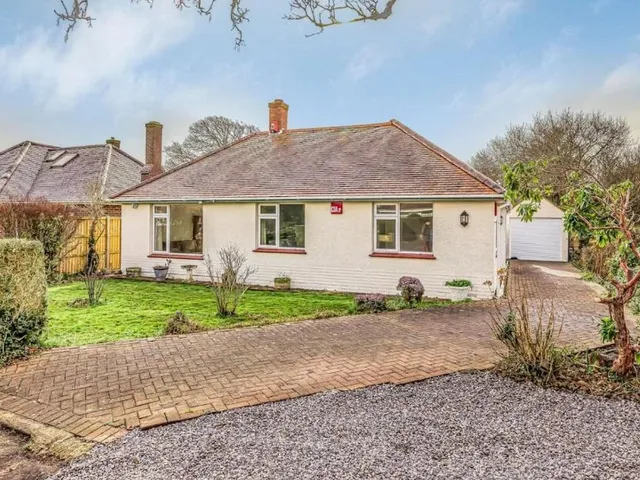 Charming Hayling House with Garden on Harbour Road